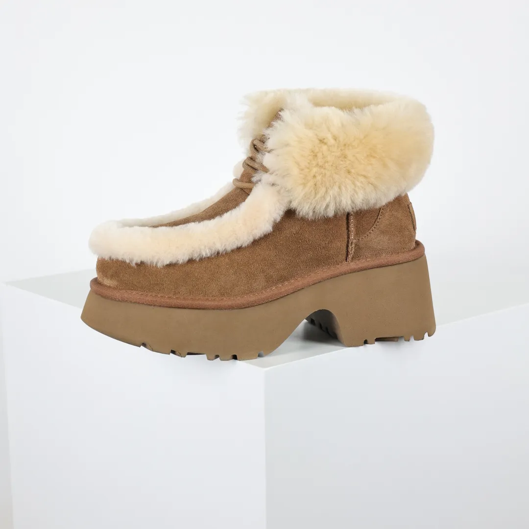 Pick up locally 💰700 Core recommended good price Independently developed original outsole, cashmere insole, keeping warm in winter, suitable for home use. In recent years, uug has launched a style series, which is partially skewed towards the preferences of young consumers, and has also been at the forefront of fashion trends. Shoe body material, water-repellent coated suede upper, 17mm UGGPURE™ implanted wool insole, lightweight non-slip and comfortable rubber outsole, with brand LOGO, complete packaging, size: 35 36 37 38 39 40
